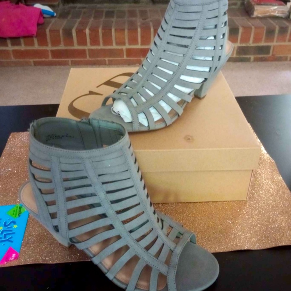 Gray cages heels